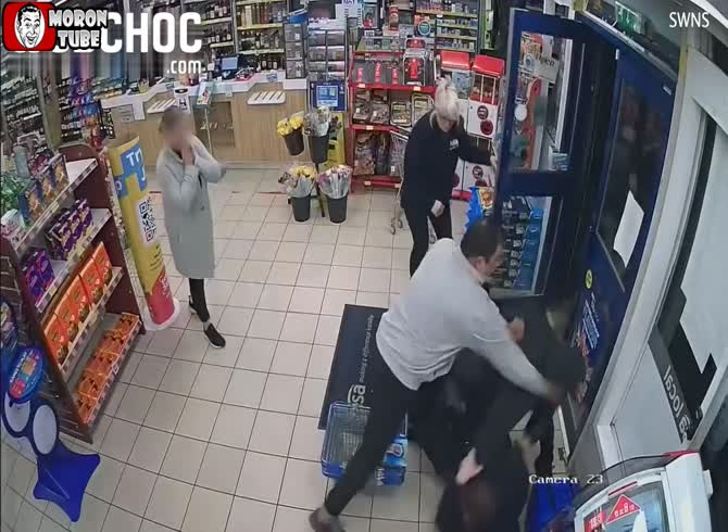 Video :A disguised thief is defeated by a shopkeeper